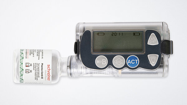 由于钥匙锁定原理，胰岛素泵使用 RFID 标签识别小瓶是否为原始药物。