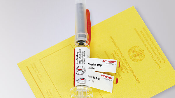 Mit abnehmbaren Dokumentationsetiketten können Impfungen oder Injektionen im Impfpass oder der Patientenakte dokumentiert werden.